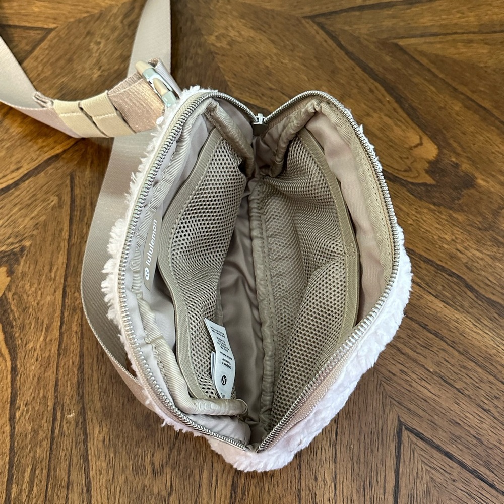 NWT Lululemon Everywhere Belt Bag Fleece 1L Ivory/Trench - Picture 7 of 11